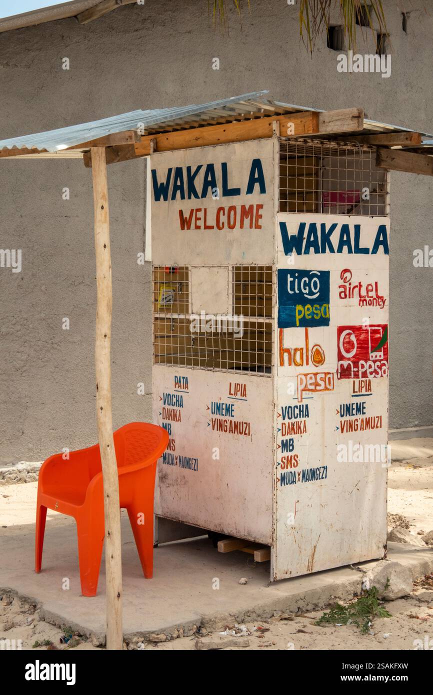 Africa Tanzania, Zanzibar, East Coast, Paje, Wakala, stand finanziario personale nel quartiere povero Foto Stock