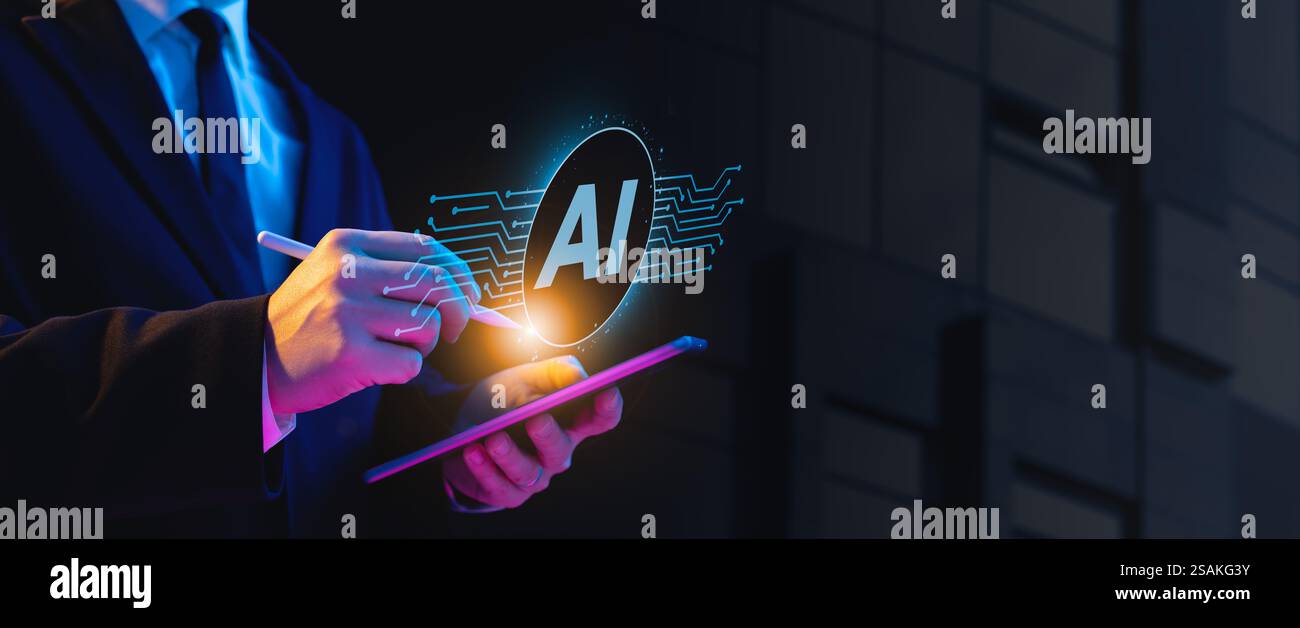 Un uomo d'affari possiede un tablet con un'icona olografica dell'intelligenza artificiale, che rappresenta l'intelligenza artificiale nel business e nella tecnologia moderni. Perfetto per l'illustrazione Foto Stock