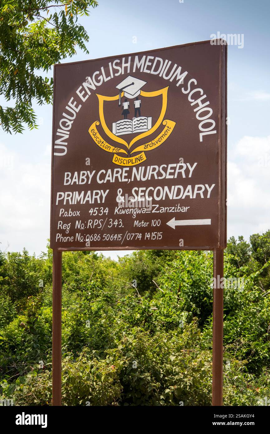 Africa Tanzania, Zanzibar, East Coast, Kiwengwa, insegna unica di lingua inglese Medium School Foto Stock