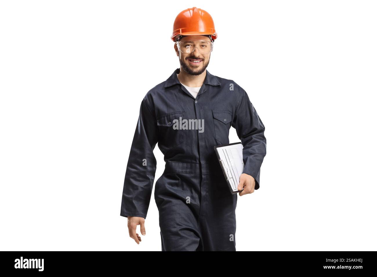 Operaio in fabbrica in uniforme e casco con portadocumenti e camminando isolato su sfondo bianco Foto Stock
