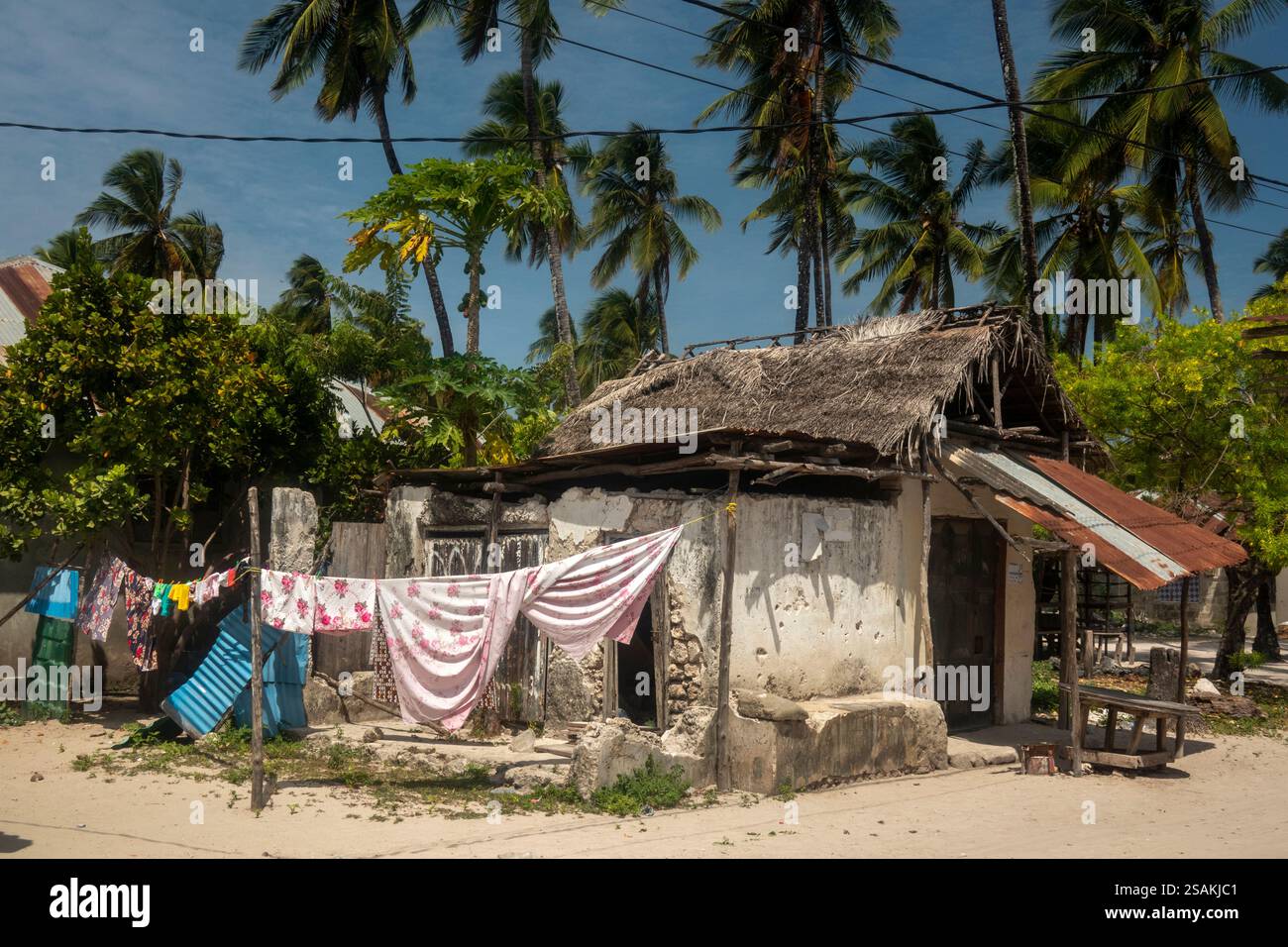 Africa Tanzania, Zanzibar, costa orientale, Pingwe, casa di campagna con asciugatura esterna Foto Stock