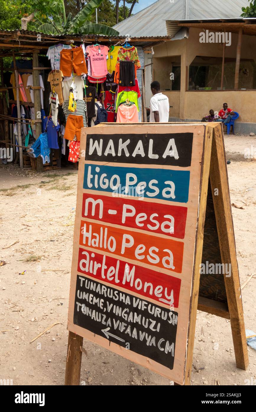 Africa Tanzania, Zanzibar, East Coast, Paje, Jambiani Road, Wakala personale dello stand finanziario fuori, negozio Foto Stock