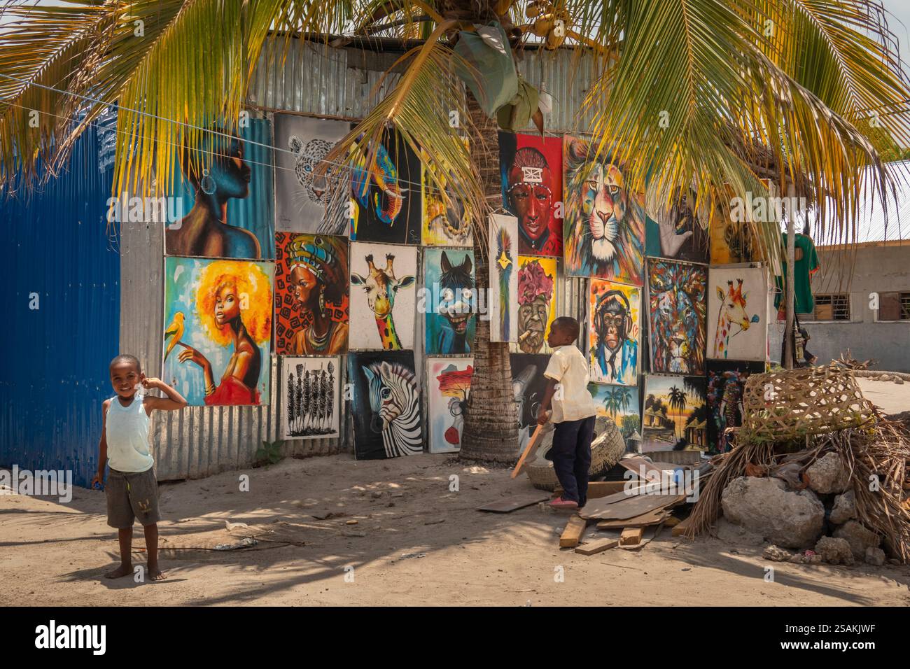 Africa Tanzania, Zanzibar, costa orientale, Paje, dipinti di souvenir turistici esposti all'esterno del negozio Foto Stock