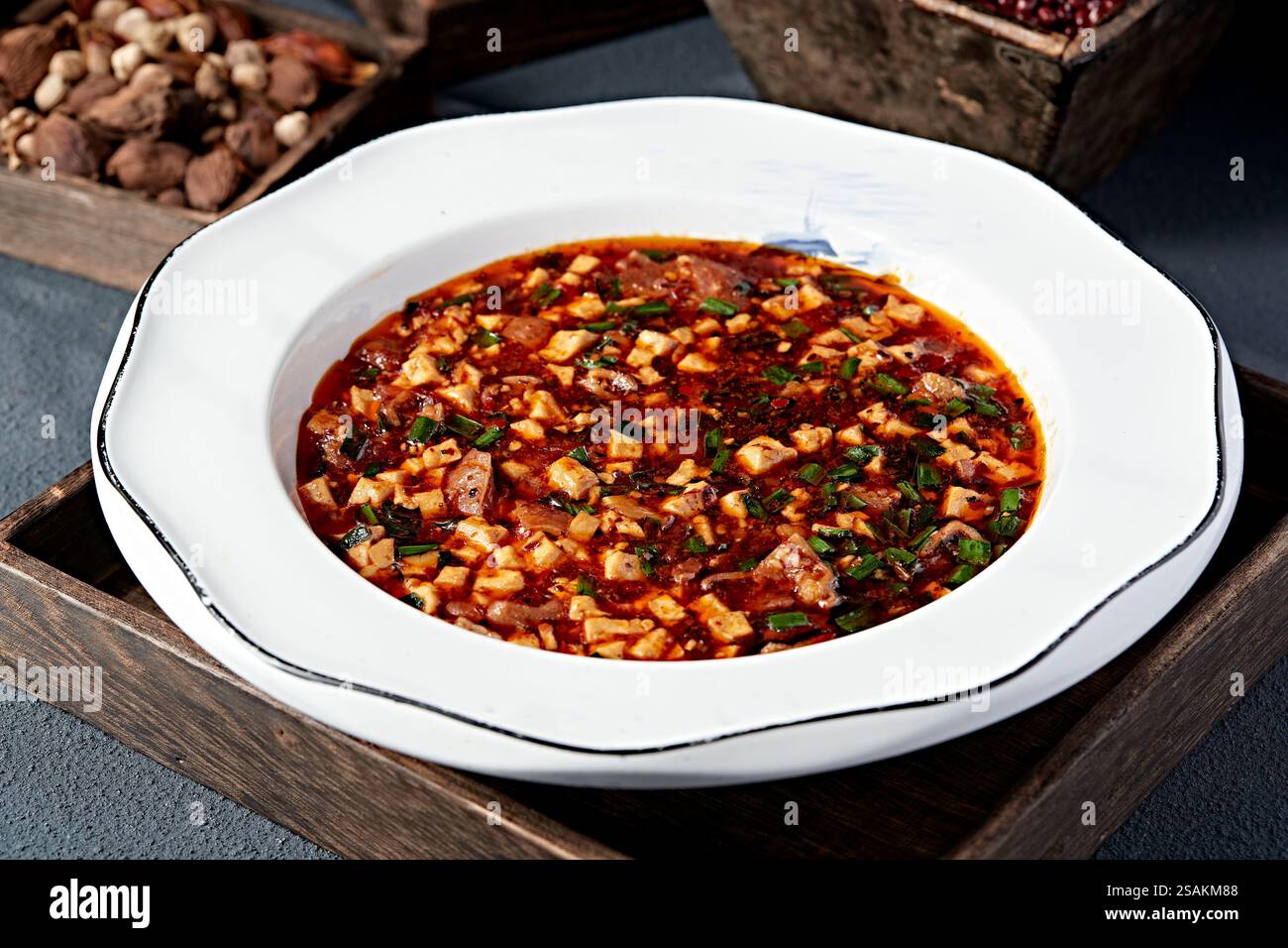 Olio rosso fritto in padella locale, salsiccia grassa piccante, porro, tofu arrosto Foto Stock