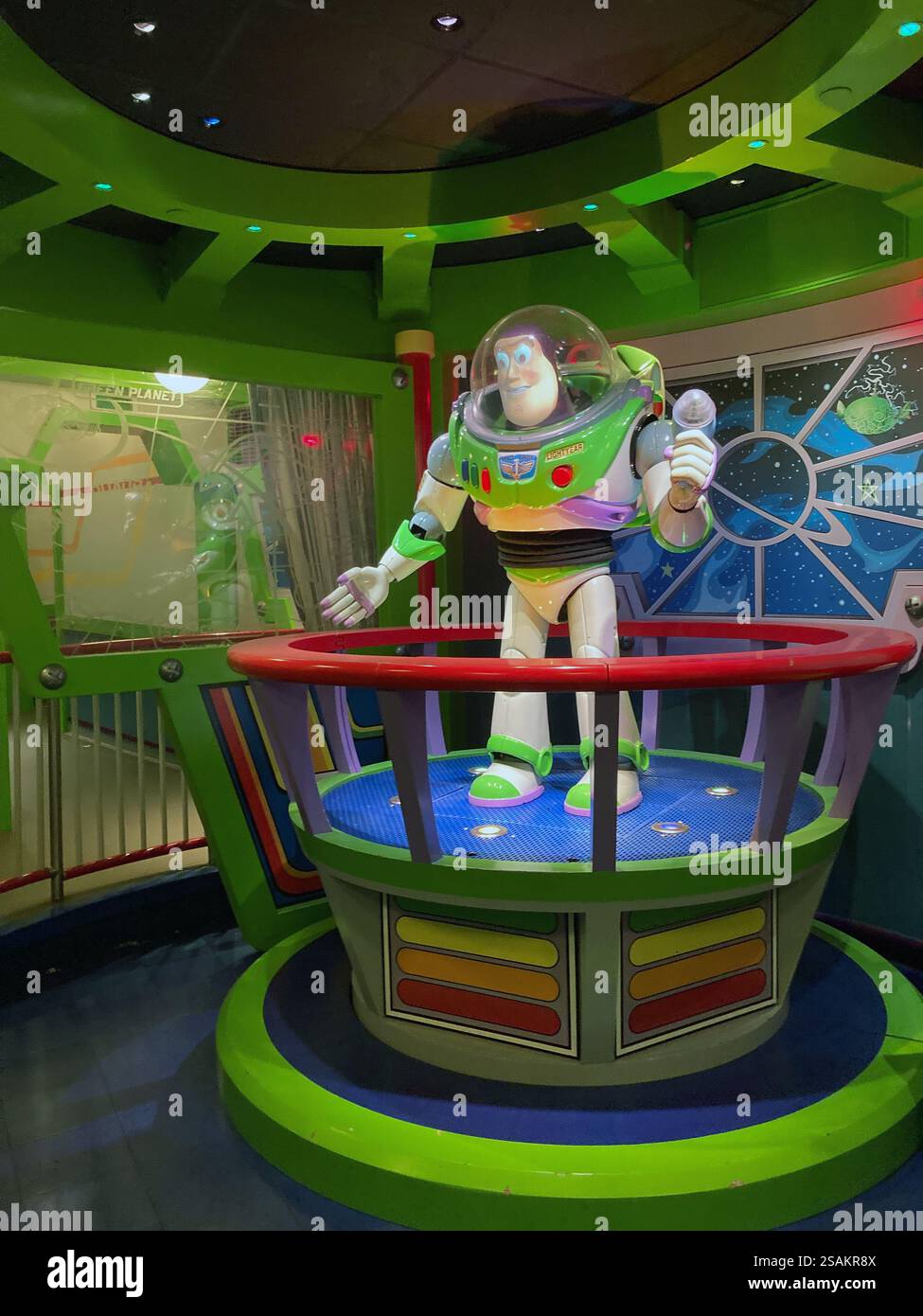 All'interno di Buzz Lightyear laser Blast a Disneyland, Parigi - Immagine stock catturata con smartphone