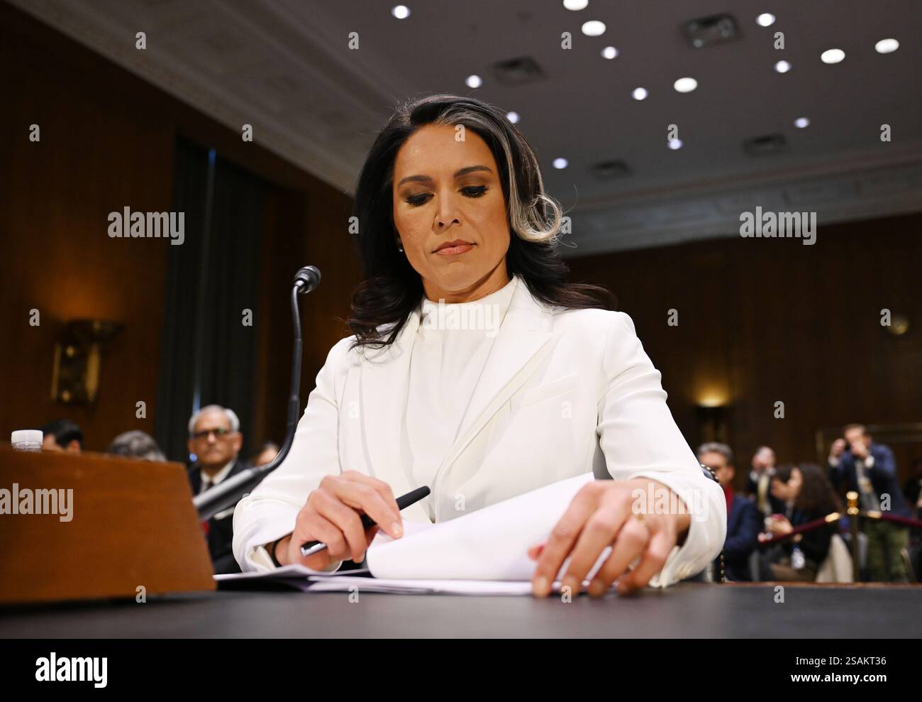 Washington, Stati Uniti. 30 gennaio 2025. Tulsi Gabbard si prepara a testimoniare in un'audizione del Comitato dell'Intelligence del Senato per esaminare la sua nomina a Direttore dell'Intelligence Nazionale, presso il Campidoglio degli Stati Uniti a Washington DC giovedì 30 gennaio 2025. Foto di Annabelle Gordon/UPI credito: UPI/Alamy Live News Foto Stock