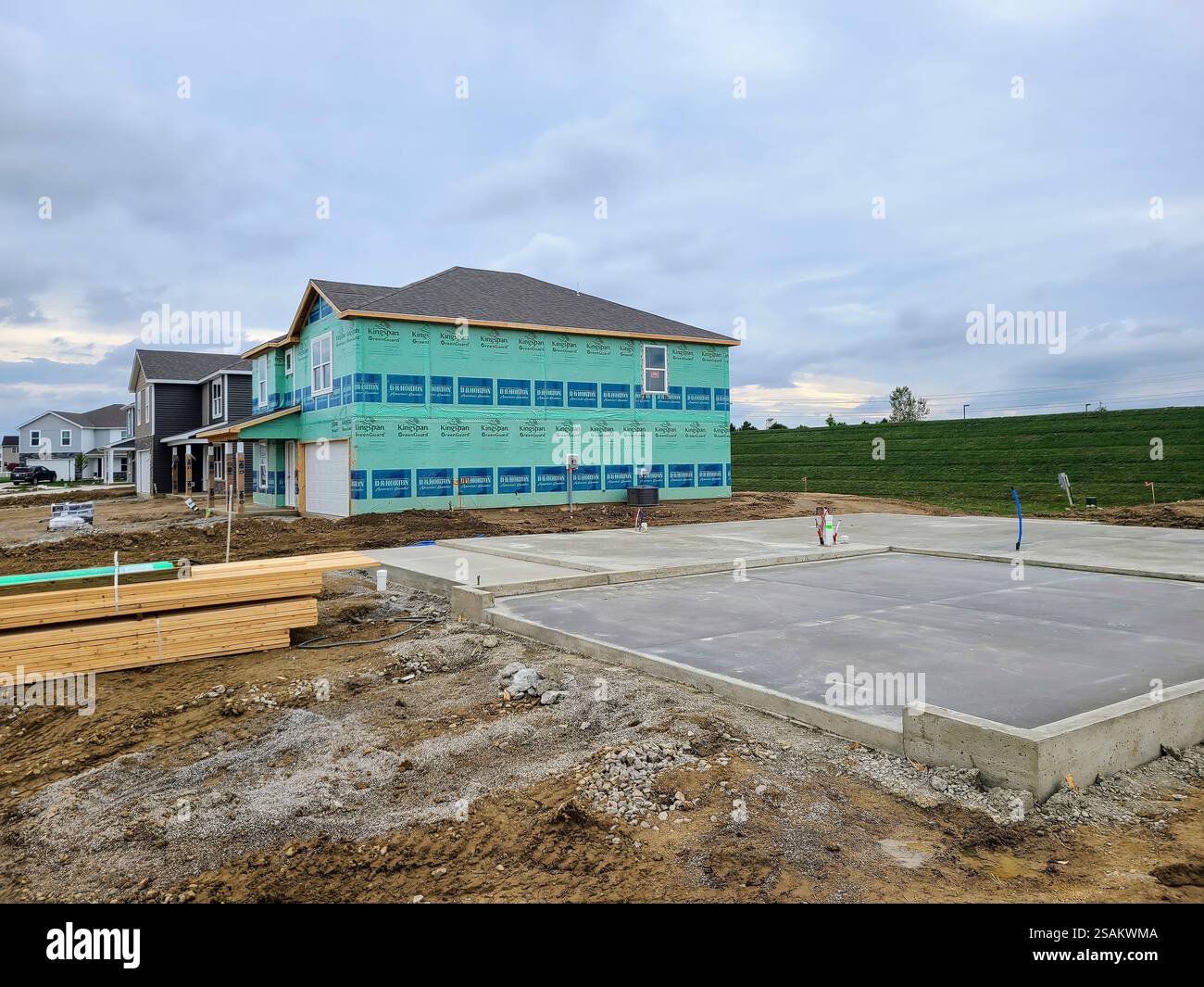 Vista a livello dell'occhio sulla progressione del cantiere residenziale suburbano Foto Stock