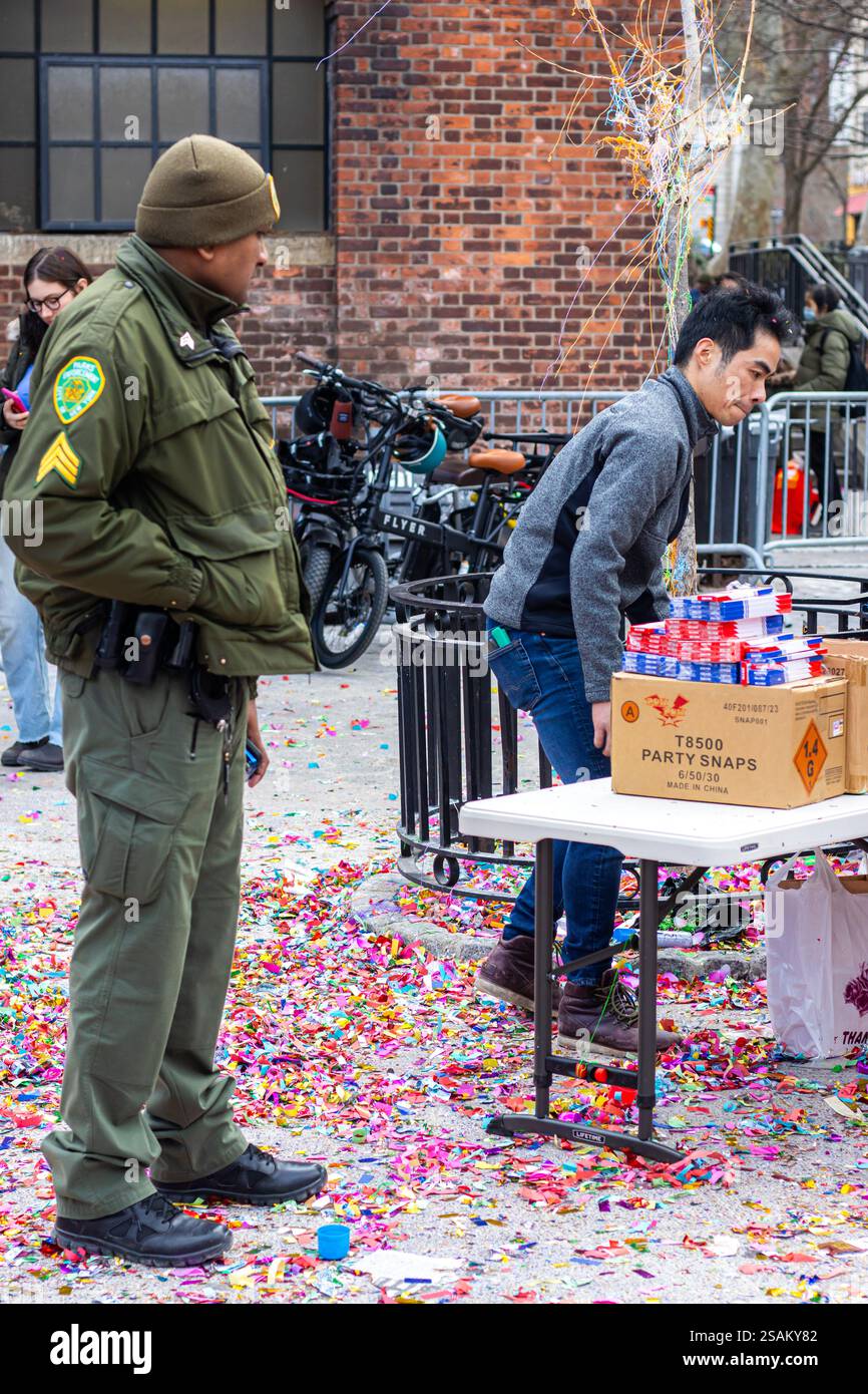 New York, Stati Uniti. 29 gennaio 2025. I dipendenti del Dipartimento Parks osservano i venditori di furti che preparano la loro merce dopo il Capodanno lunare nella Chinatown di Manhattan, New York City, USA. Crediti: Stu Gray/Alamy Live News. Foto Stock