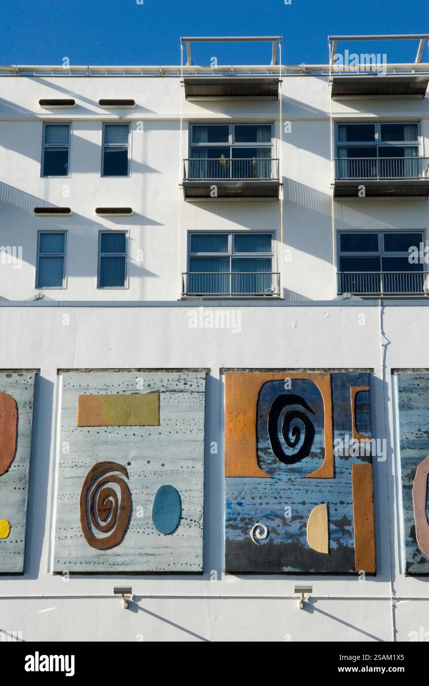 I murales di John Piper. The Piper Building un blocco di appartamenti un condominio a Fulham Londra Regno Unito. 2010 2010S UK HOMER SYKES Foto Stock