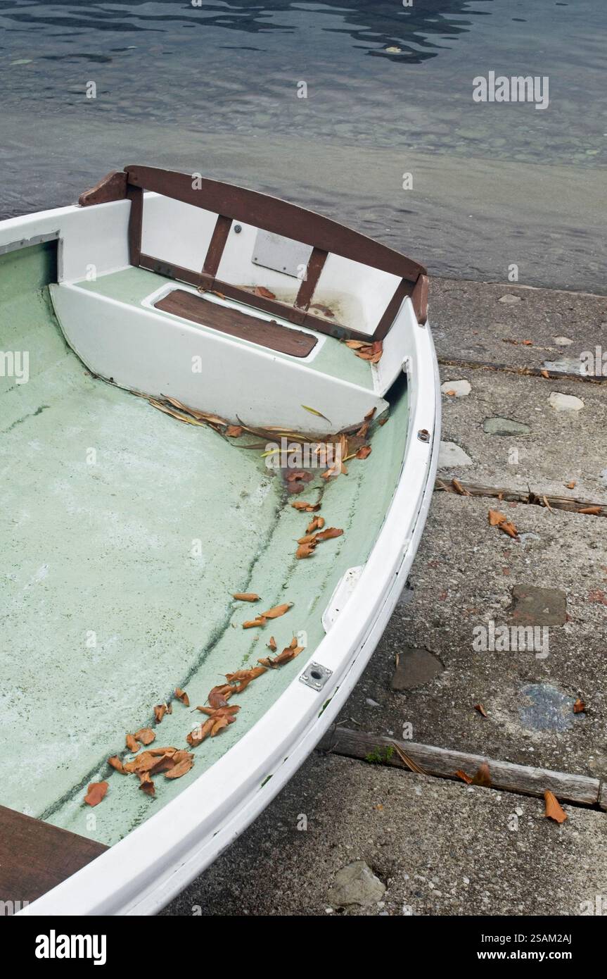 una piccola barca tirata sopra il lago Foto Stock