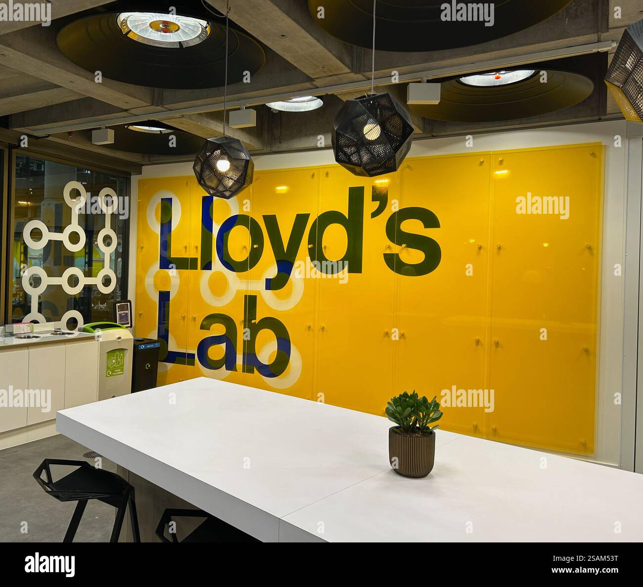 Lloyd's Lab, un acceleratore d'affari all'interno dell'edificio assicurativo Lloyd's di Londra, Londra - Immagine stock catturata con smartphone