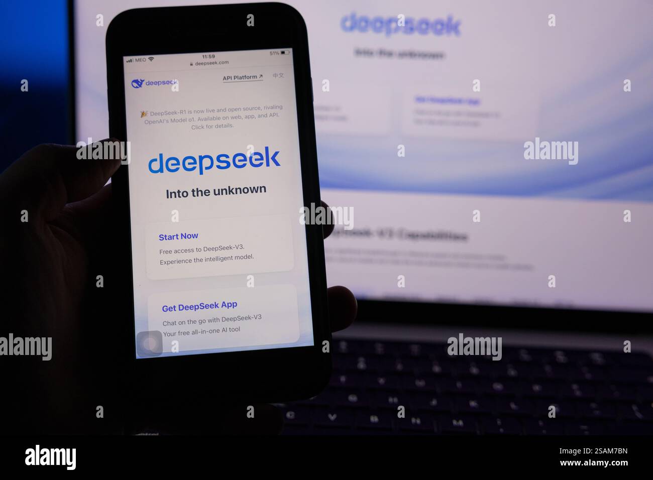 Azzorre, Portogallo - 30.01.2025: Schermo smartphone con pagina Web DeepSeek. Chatbot cinese ai. Foto Stock