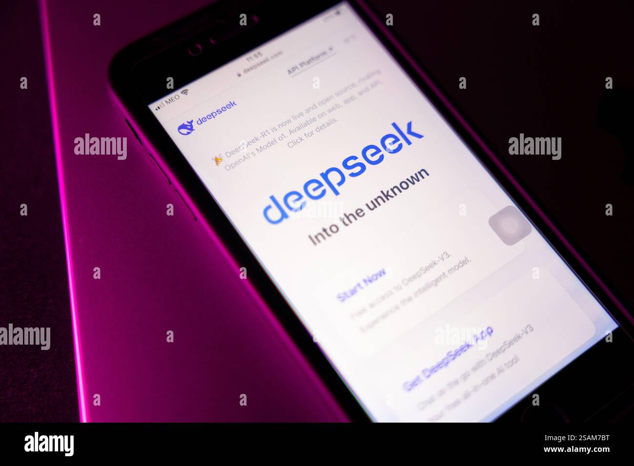 Azzorre, Portogallo - 30.01.2025: Schermo smartphone con pagina Web DeepSeek. Chatbot cinese ai. Foto Stock