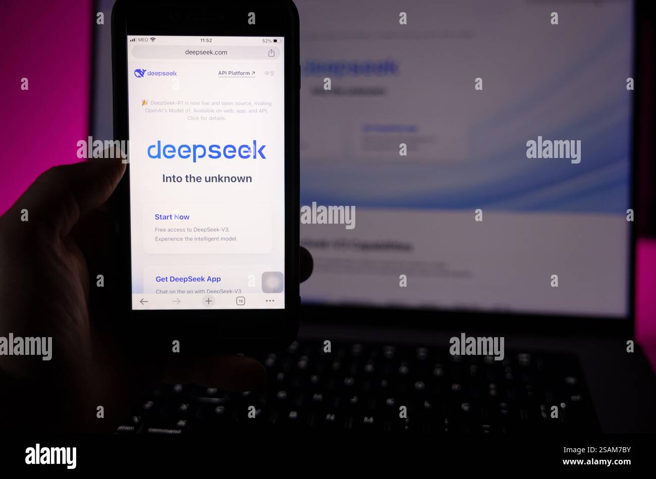 Azzorre, Portogallo - 30.01.2025: Utente che tiene in mano uno smartphone con la pagina Web DeepSeek. Chatbot cinese ai. Foto Stock