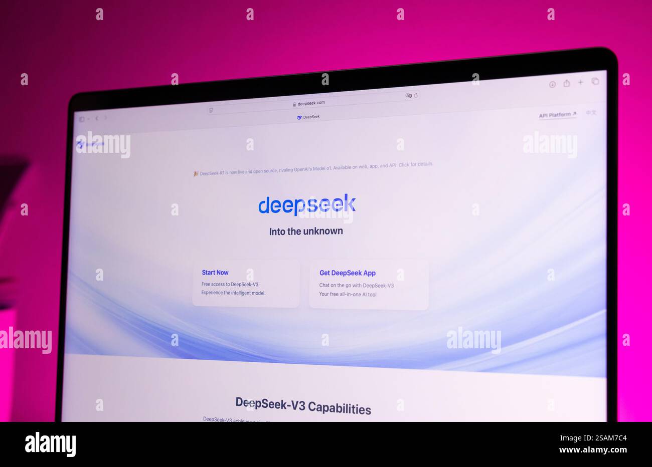 Azzorre, Portogallo - 30.01.2025: Schermo laptop con pagina Web DeepSeek. Chatbot cinese ai. Foto Stock
