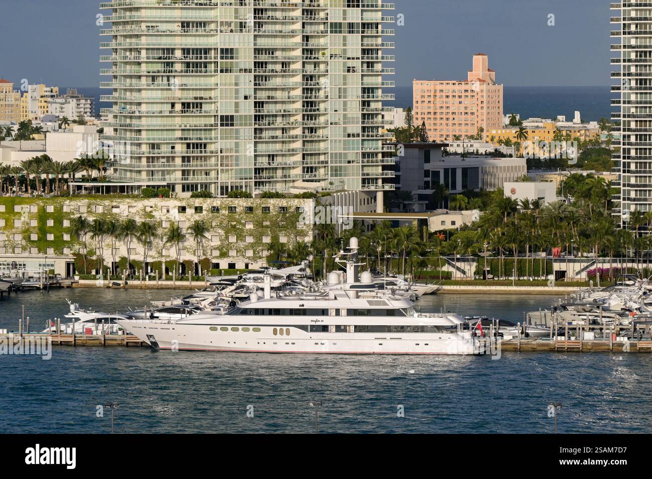 Miami, Florida, Stati Uniti - 4 gennaio 2025: Super yacht Mylin IV ormeggiato di fronte ad appartamenti di lusso presso il porticciolo di Miami Beach. Foto Stock