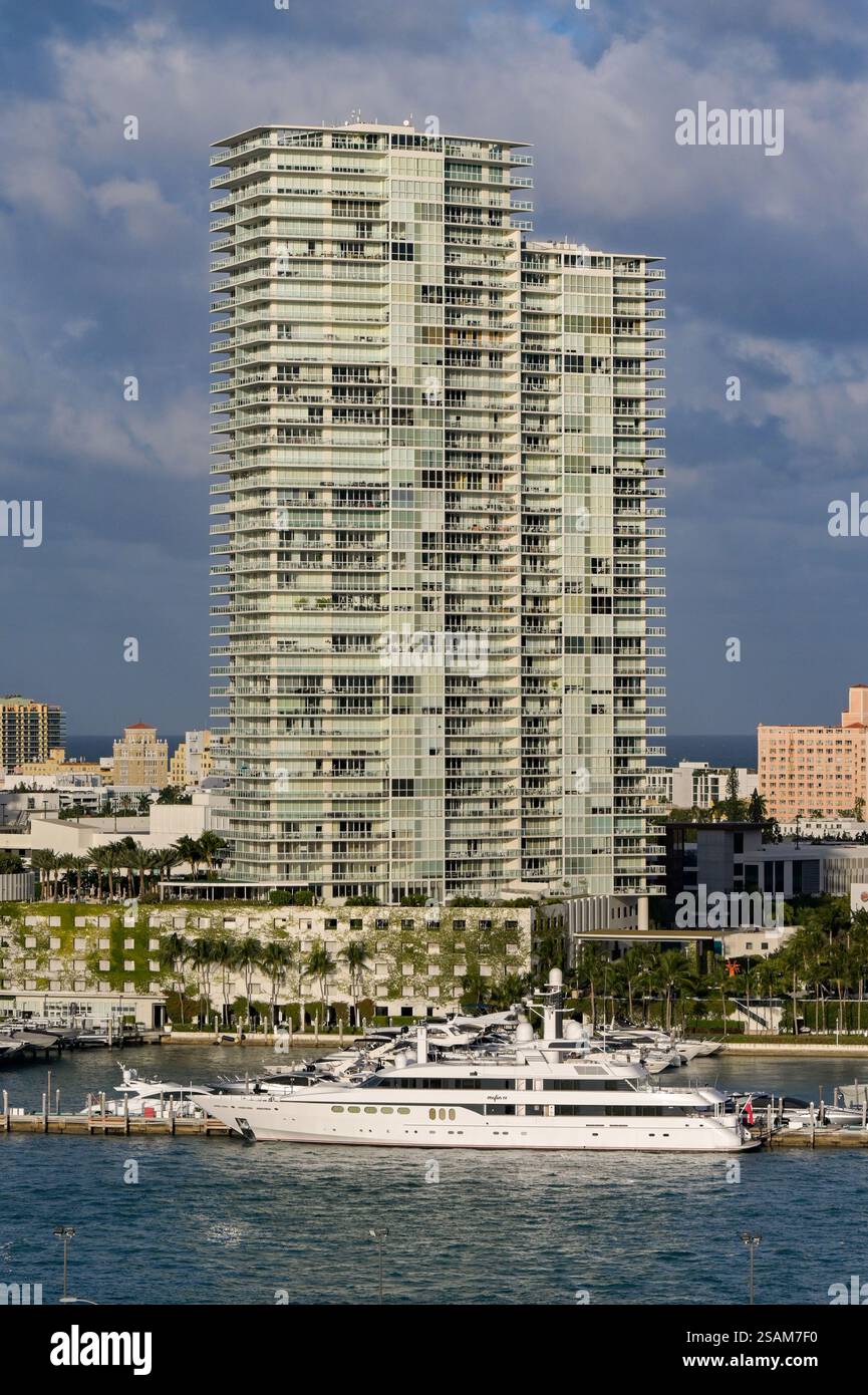 Miami, Florida, Stati Uniti - 4 gennaio 2025: Super yacht Mylin IV ormeggiato di fronte ad appartamenti di lusso presso il porticciolo di Miami Beach. Foto Stock