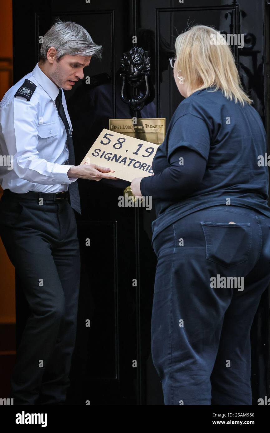 Londra, Regno Unito. 30 gennaio 2025. Helen Pattison, CEO di War Child, con volontari e personale. War Child, un ente di beneficenza specializzato per i bambini colpiti da conflitti e guerre, partecipa a una petizione per i bambini di Gaza, chiedendo al primo Ministro di dare priorità a un cessate il fuoco immediato e permanente e insistendo affinché le agenzie di aiuto e le loro forniture siano lasciate a Gaza. Crediti: Imageplotter/Alamy Live News Foto Stock