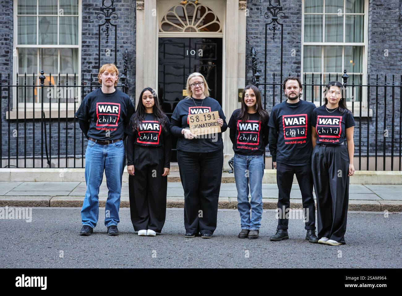 Londra, Regno Unito. 30 gennaio 2025. Helen Pattison, CEO di War Child, con volontari e personale. War Child, un ente di beneficenza specializzato per i bambini colpiti da conflitti e guerre, partecipa a una petizione per i bambini di Gaza, chiedendo al primo Ministro di dare priorità a un cessate il fuoco immediato e permanente e insistendo affinché le agenzie di aiuto e le loro forniture siano lasciate a Gaza. Crediti: Imageplotter/Alamy Live News Foto Stock