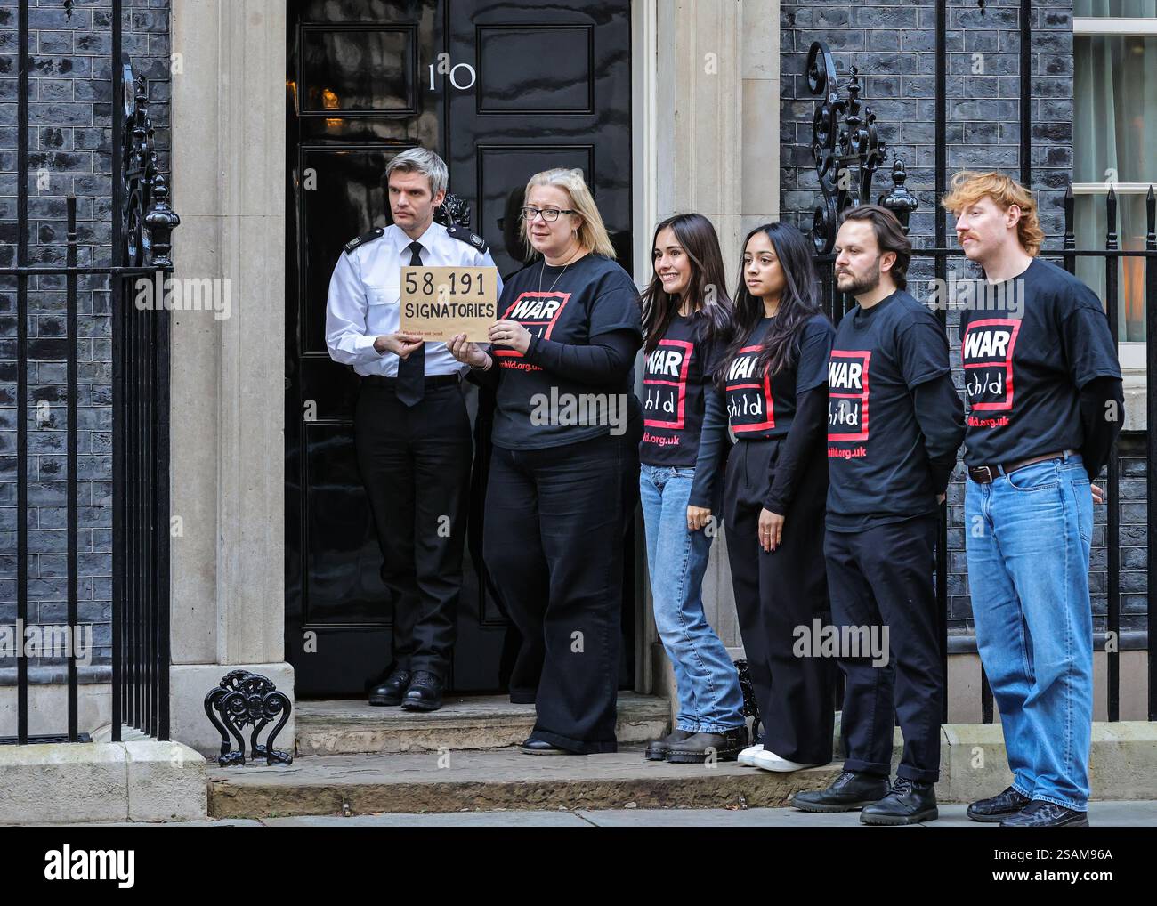 Londra, Regno Unito. 30 gennaio 2025. Helen Pattison, CEO di War Child, con volontari e personale. War Child, un ente di beneficenza specializzato per i bambini colpiti da conflitti e guerre, partecipa a una petizione per i bambini di Gaza, chiedendo al primo Ministro di dare priorità a un cessate il fuoco immediato e permanente e insistendo affinché le agenzie di aiuto e le loro forniture siano lasciate a Gaza. Crediti: Imageplotter/Alamy Live News Foto Stock
