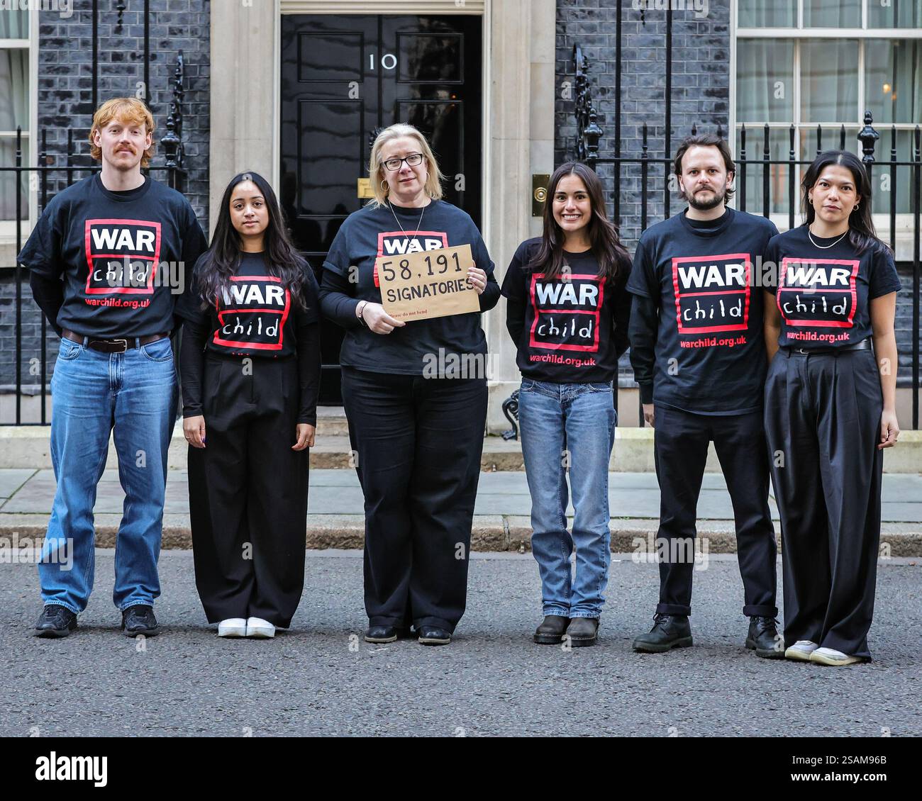 Londra, Regno Unito. 30 gennaio 2025. Helen Pattison, CEO di War Child, con volontari e personale. War Child, un ente di beneficenza specializzato per i bambini colpiti da conflitti e guerre, partecipa a una petizione per i bambini di Gaza, chiedendo al primo Ministro di dare priorità a un cessate il fuoco immediato e permanente e insistendo affinché le agenzie di aiuto e le loro forniture siano lasciate a Gaza. Crediti: Imageplotter/Alamy Live News Foto Stock