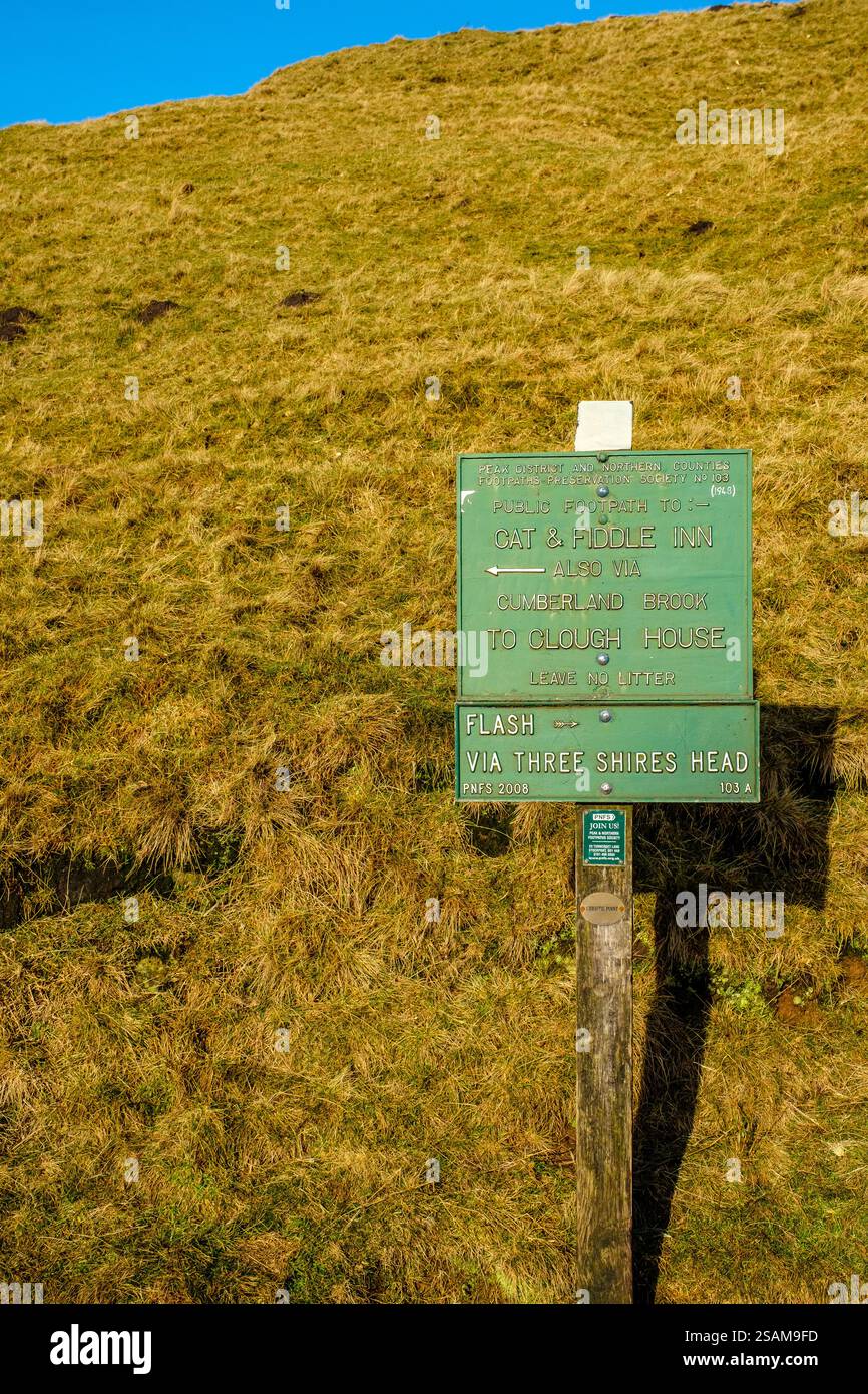 Axe Edge Moors: Cartello con Cat and Fiddle, Three Shires Head e Flash. Peak District National Park Foto Stock