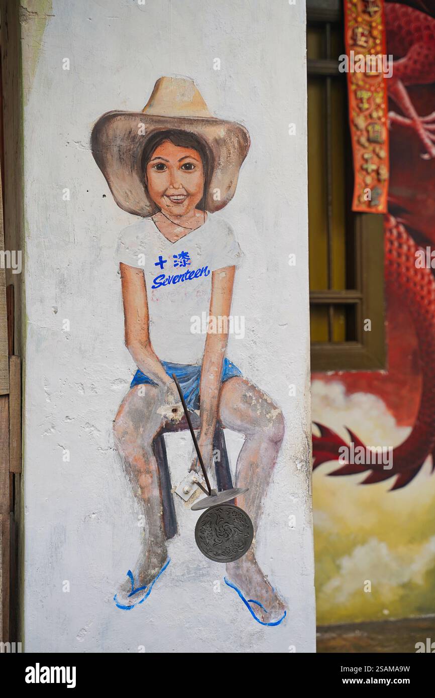Murale di una ragazza che indossa una maglietta diciassetteenne, toast riscaldato vicino a Cannon Street, nella zona centrale del patrimonio mondiale dell'UNESCO a Georgetown, Penang, Malesia Foto Stock
