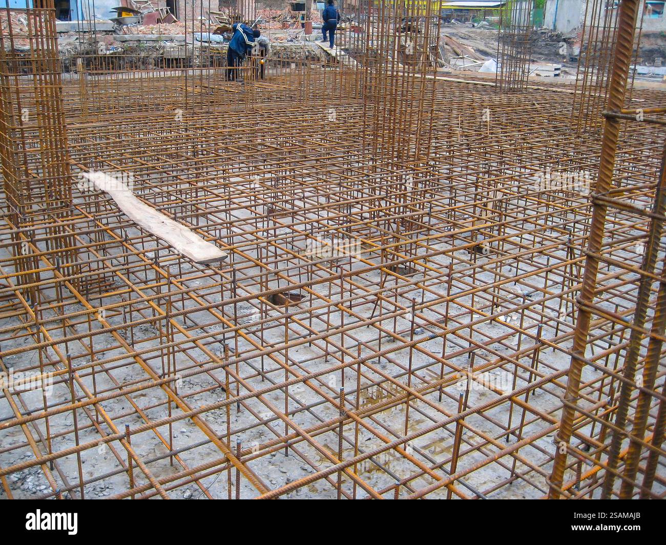 Cantiere con preparazione di solette di fondazione rinforzate e armature a colonna. Foto Stock