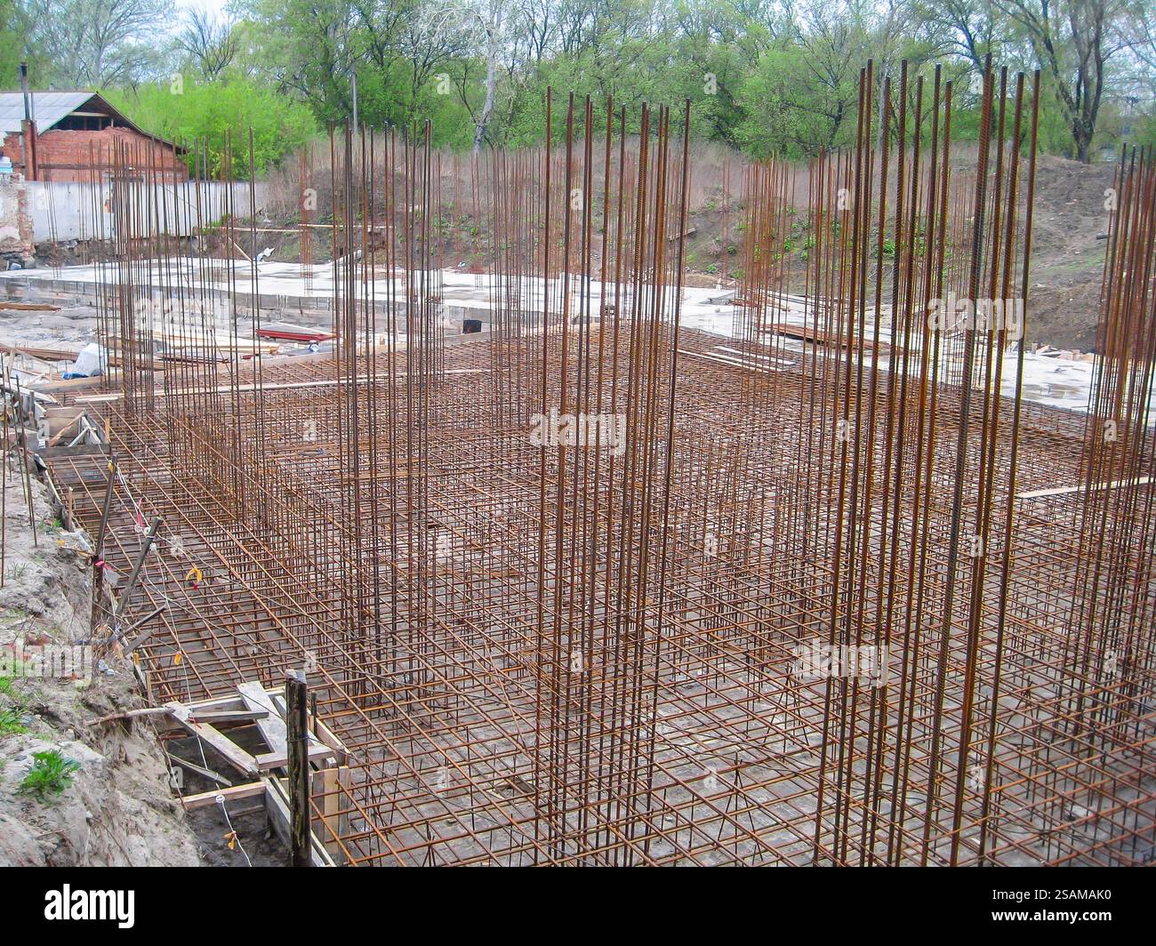 Costruzione di fondamenta con struttura per armature e casseforme per basi colonna in una fase iniziale. Foto Stock