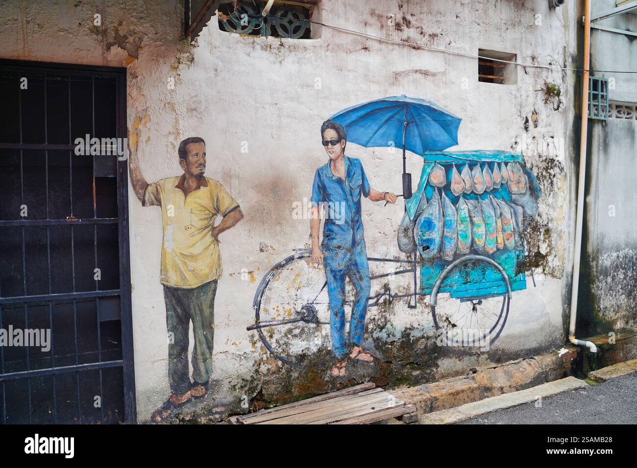 Roti Seller - murale di strada di un tradizionale venditore cinese di risciò che vende ad un uomo indiano in via armena a Georgetown, Penang, Malesia Foto Stock