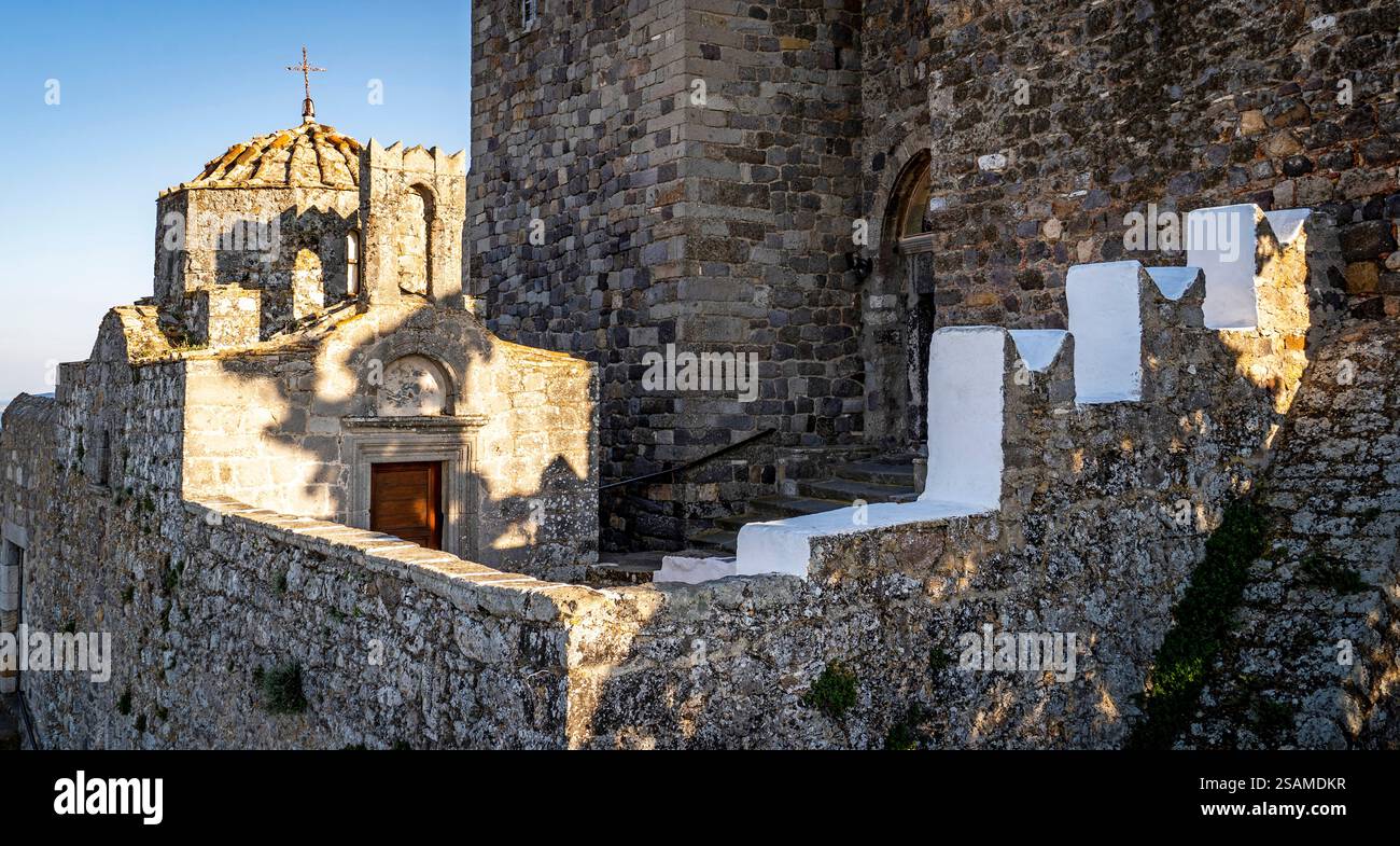 Una storica fortezza in pietra con un tetto a cupola e una scalinata che conduce in alto. La luce del sole proietta ombre sulle pareti, evidenziando la consistenza della pietra Foto Stock