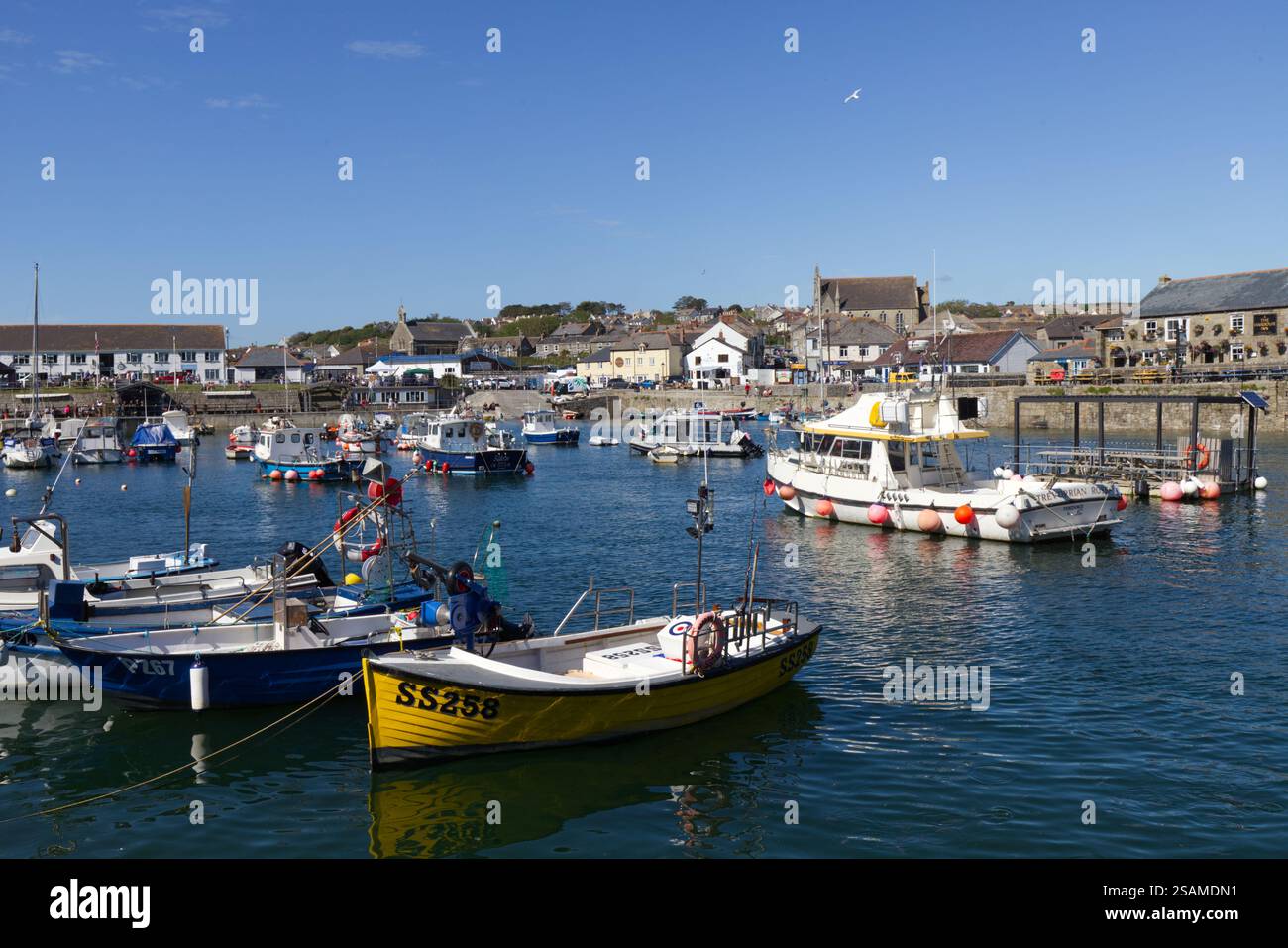 Porto interno di Porthleven Foto Stock