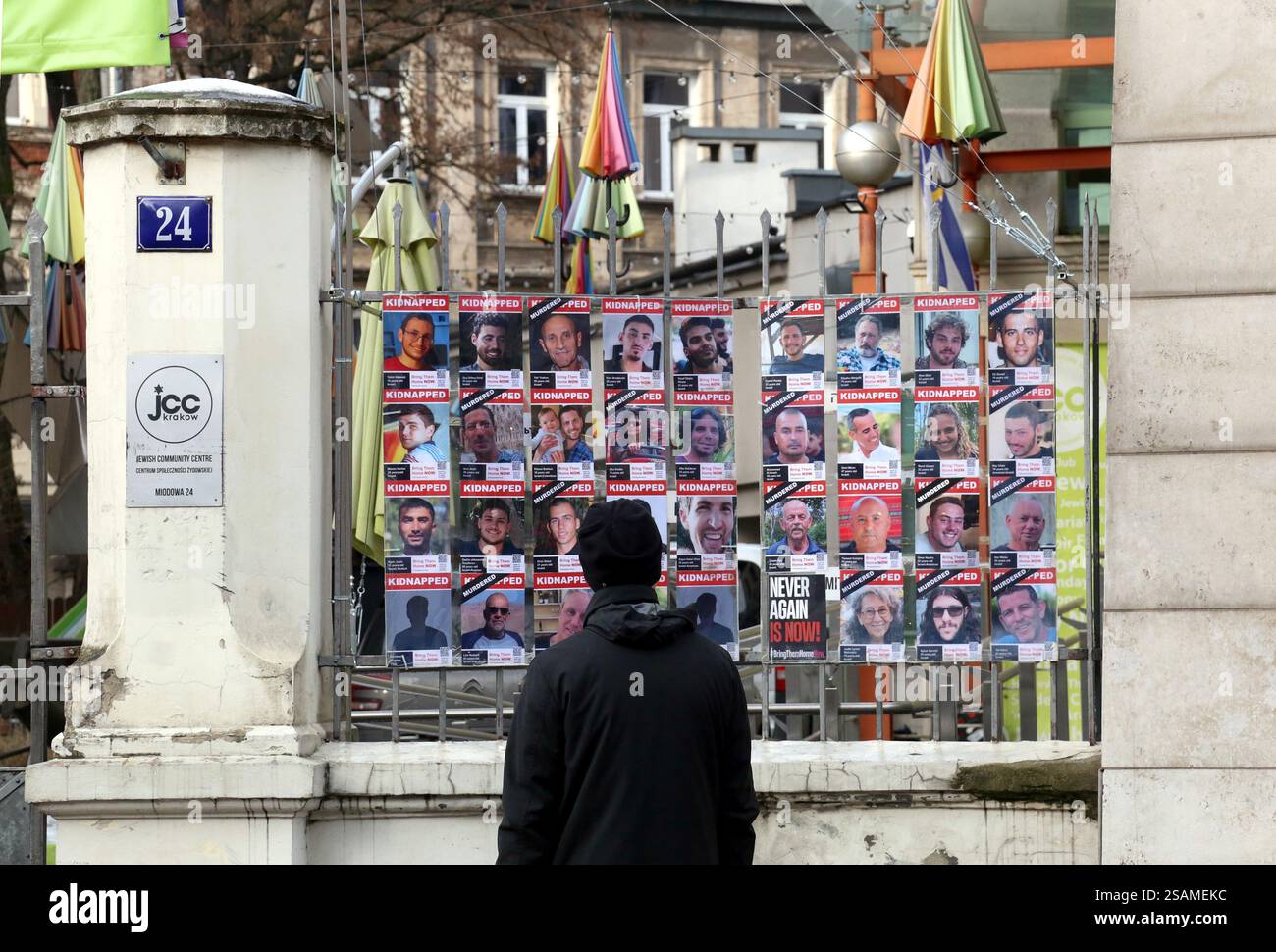 Cracovia, Malopolska, Polonia - 01.06.2025: Si vede l'uomo leggere i cartelli informativi sugli ostaggi rapiti da Hamas posti sulla recinzione del Co Ebraico Foto Stock
