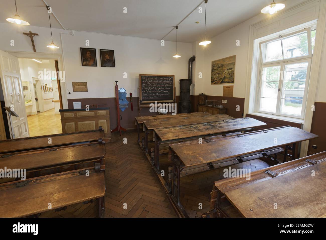 Aula intorno al 1900, replica con banchi originali della scuola, Friedrichshafen School Museum, Baden-Wuerttemberg, Germania, Europa Foto Stock