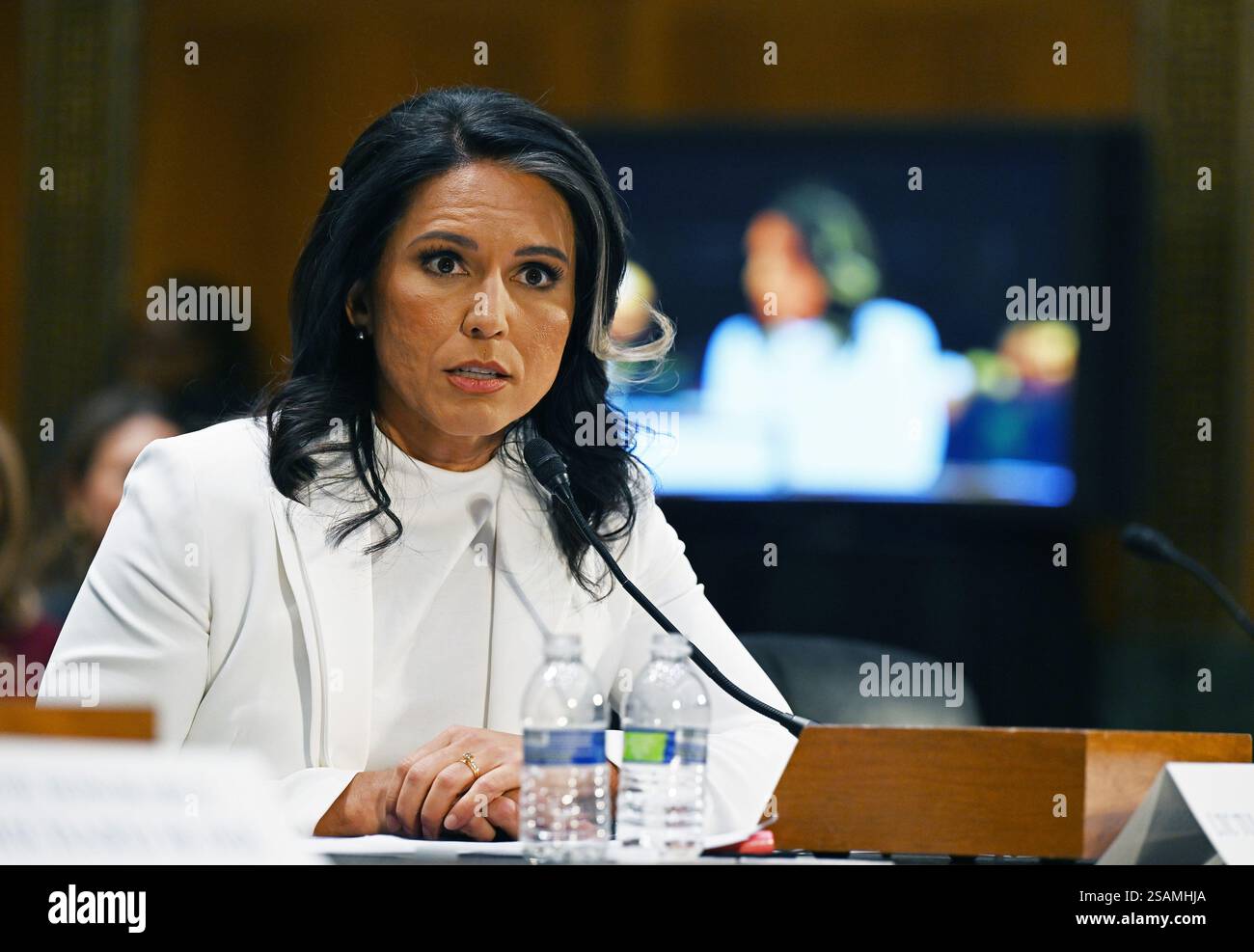 Washington, Stati Uniti. 30 gennaio 2025. Tulsi Gabbard testimonia durante un'audizione del Comitato dell'Intelligence del Senato per esaminare la sua nomina a Direttore dell'Intelligence Nazionale, presso il Campidoglio degli Stati Uniti a Washington DC giovedì 30 gennaio 2025. Foto di Annabelle Gordon/UPI credito: UPI/Alamy Live News Foto Stock