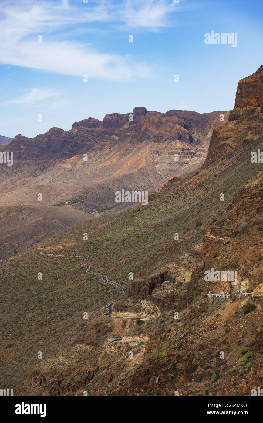 Strada di montagna al punto panoramico di Degollade de las Yeguas con vista sul Barranco de Fataga, Gran Canaria, Isole Canarie, Spagna, Europa Foto Stock
