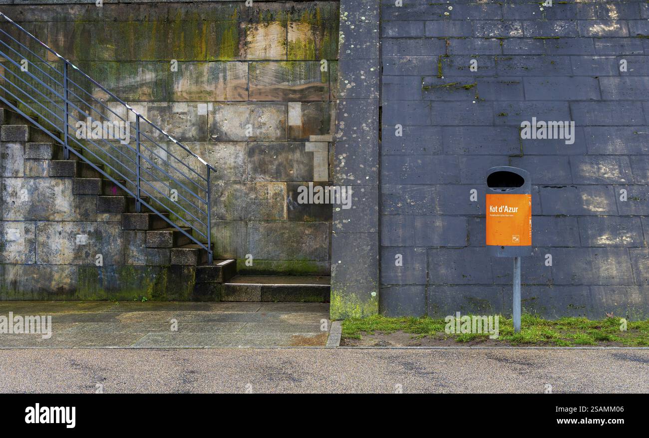 Cestino per la pulizia della città di Berlino davanti al muro grigio, Spreeufer nel quartiere governativo, Berlino, Germania, Europa Foto Stock