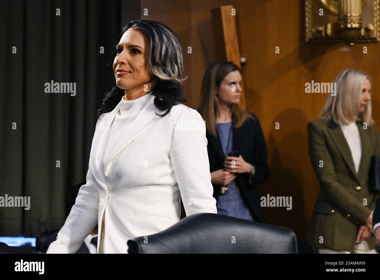 Washington, Stati Uniti. 30 gennaio 2025. Tulsi Gabbard se ne va dopo aver testimoniato in un'audizione del Comitato dell'Intelligence del Senato per esaminare la sua nomina a Direttore dell'Intelligence Nazionale, presso il Campidoglio degli Stati Uniti a Washington DC giovedì 30 gennaio 2025. Foto di Annabelle Gordon/UPI credito: UPI/Alamy Live News Foto Stock