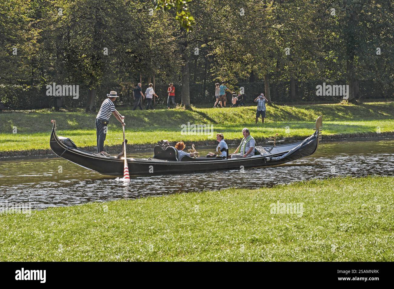 Gondola e visitatori nel parco del castello di Nymphenburg, Monaco, alta Baviera, Baviera, Germania, Europa Foto Stock