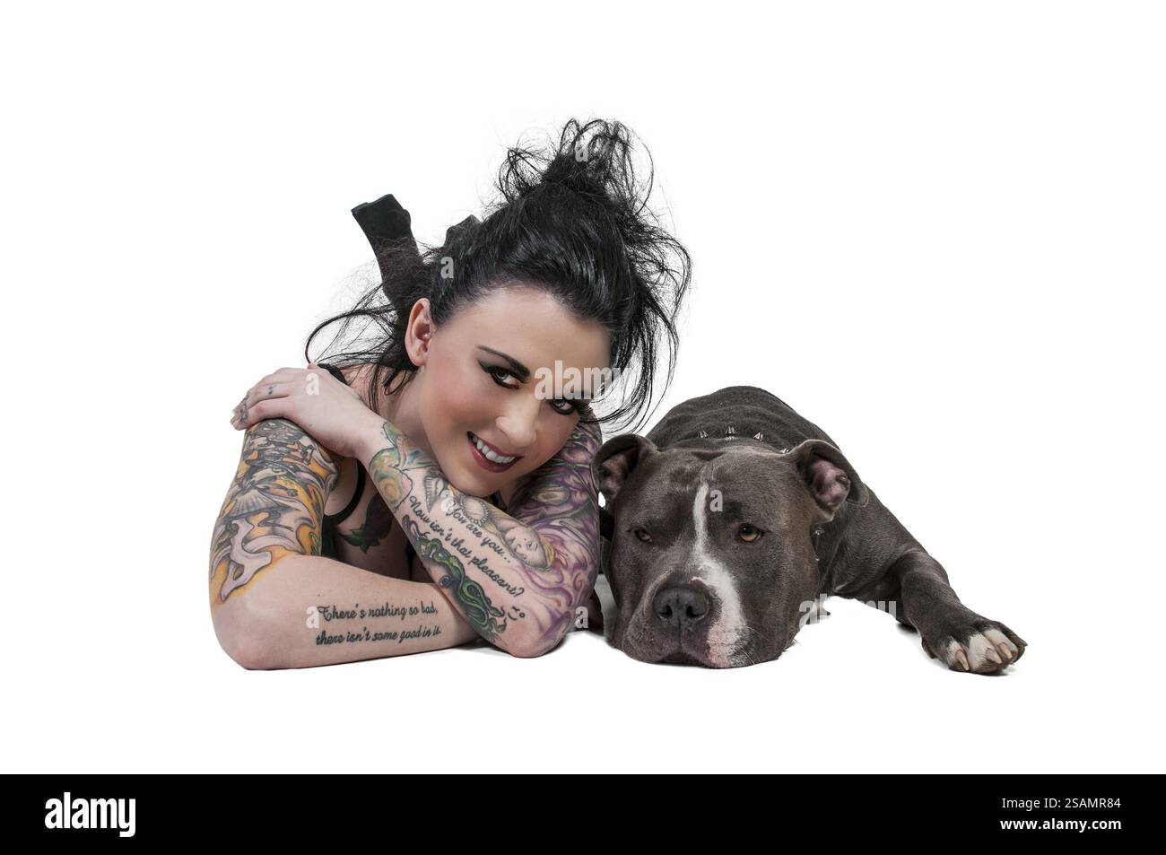 Bella giovane donna con il suo cane da pit Bull Foto Stock