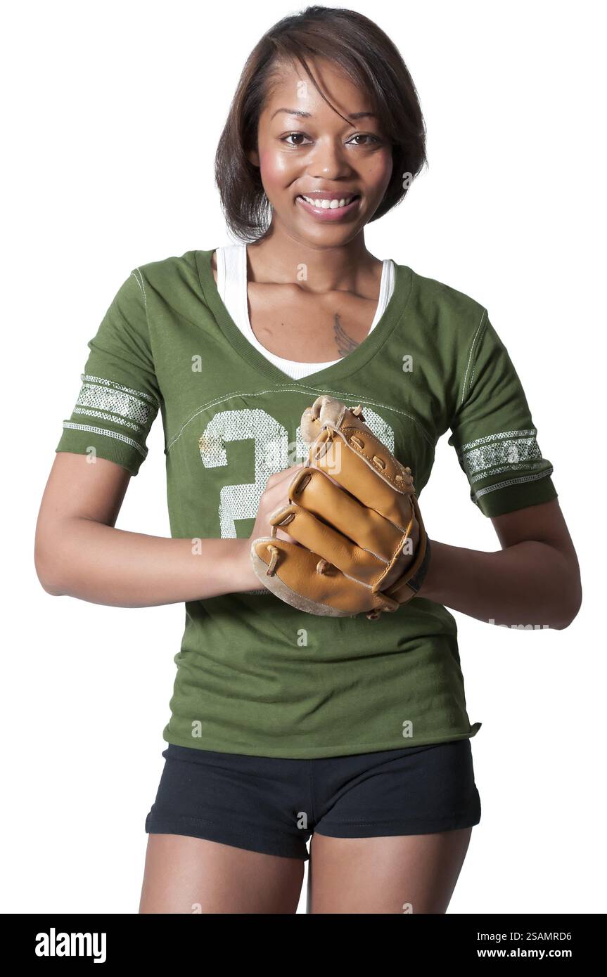 Donna afroamericana di colore che gioca a baseball in un parco comunale Foto Stock