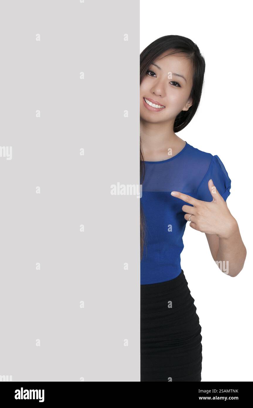 Bella giovane donna tenendo in mano un cartello bianco Foto Stock