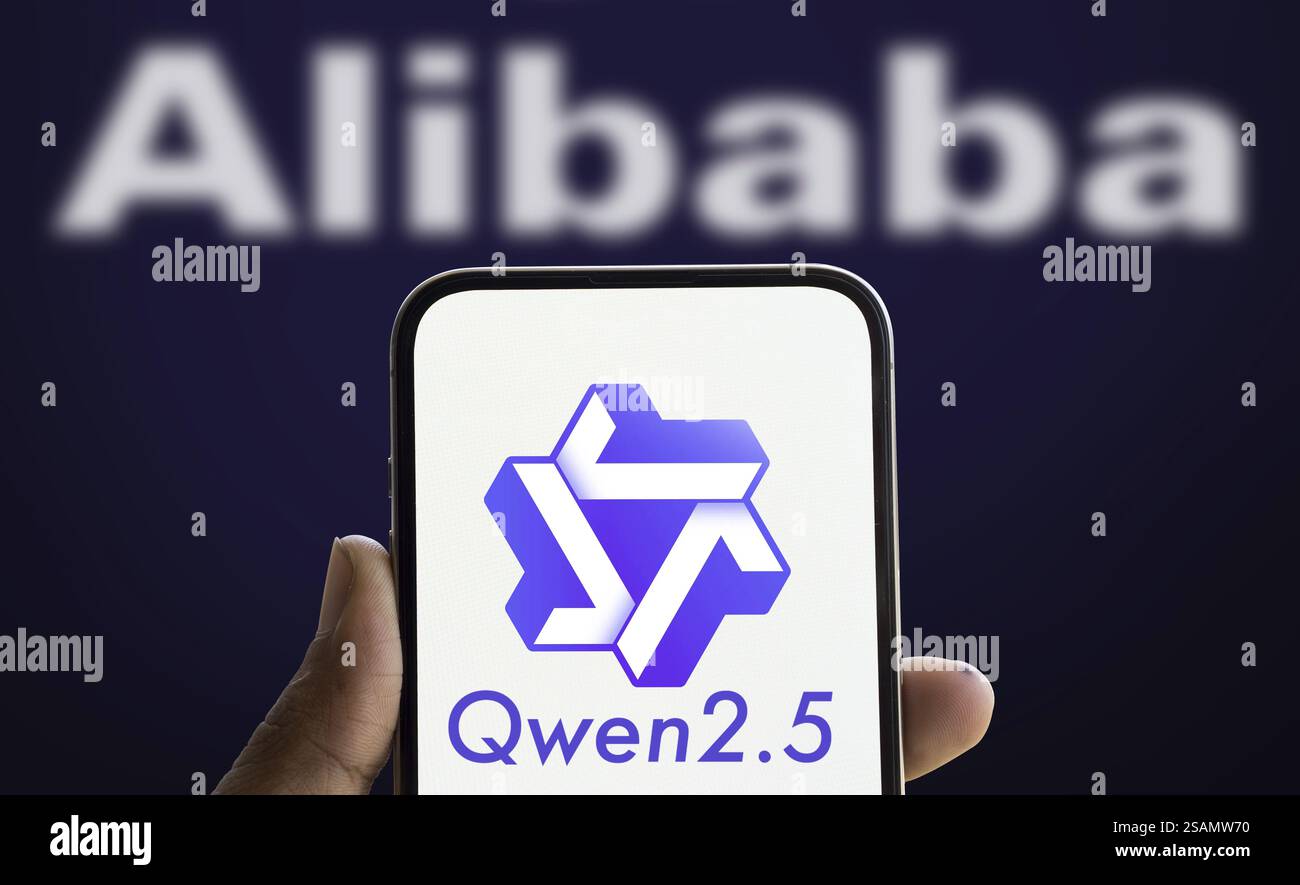 Il logo Alibaba Qwen 2,5 viene visualizzato sullo smartphone Foto Stock