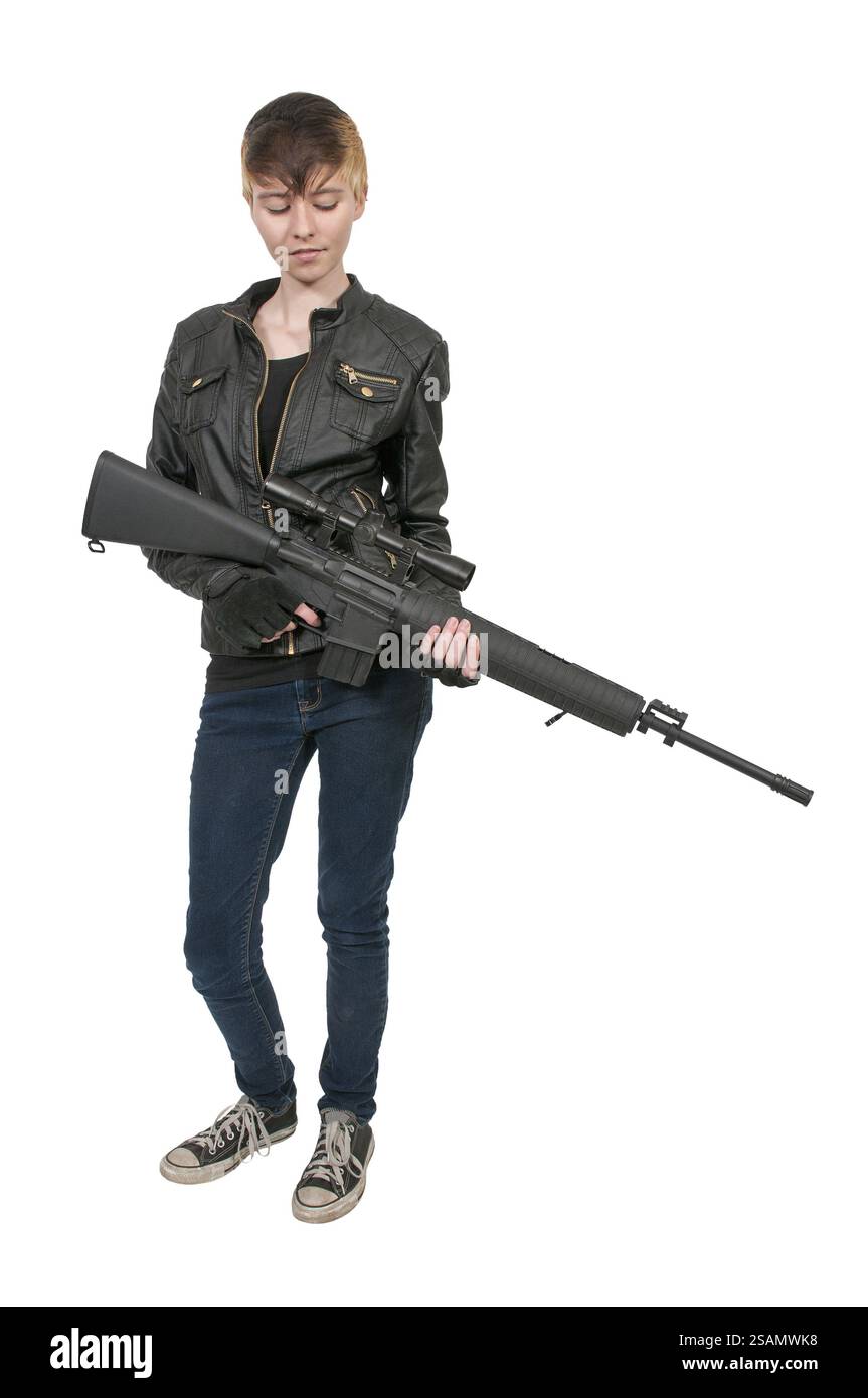 Bella giovane donna soldato con un fucile Foto Stock