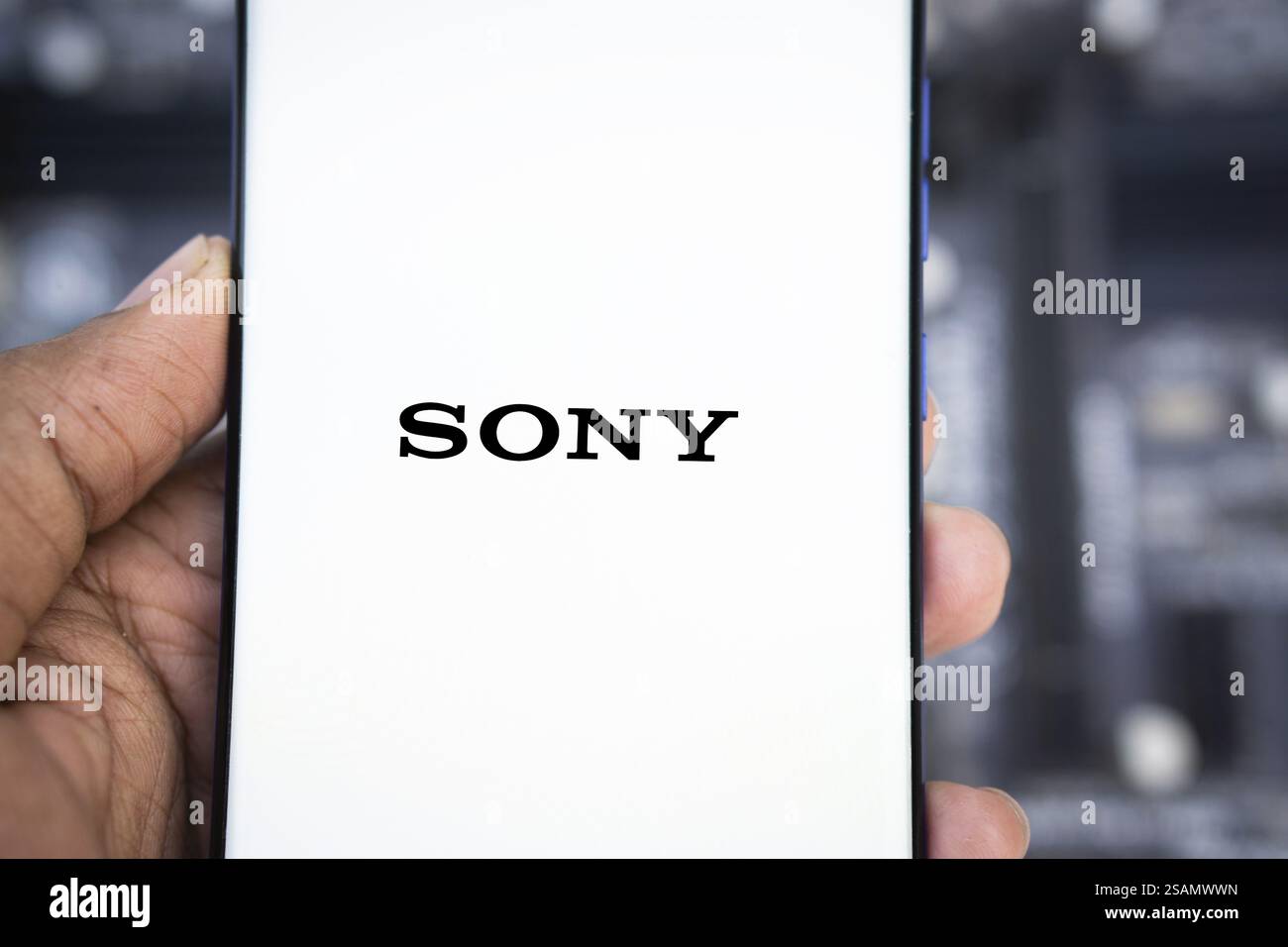 SONY è una società giapponese. SONY è un'azienda produttrice di console di videogiochi e di videogiochi. Smartphone con chip Foto Stock