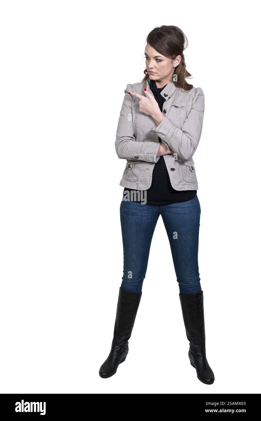 Una bella donna sorridente che punta il dito Foto Stock