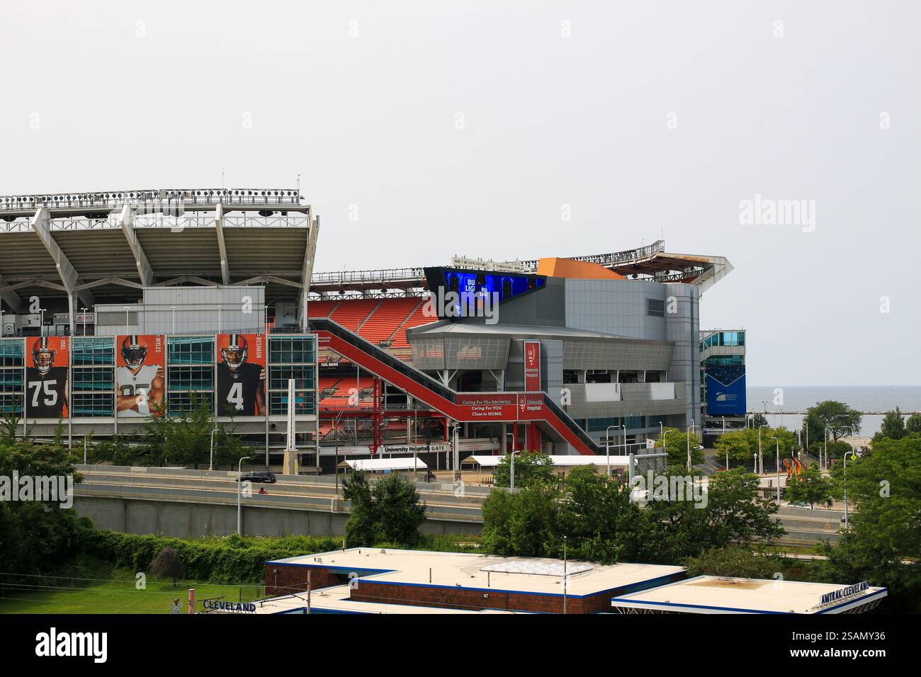 Cleveland, Ohio, USA - 2 agosto 2023: L'architettura moderna dello stadio di calcio mette in mostra stand vuoti con cielo limpido e vegetazione circostante a Clevela Foto Stock
