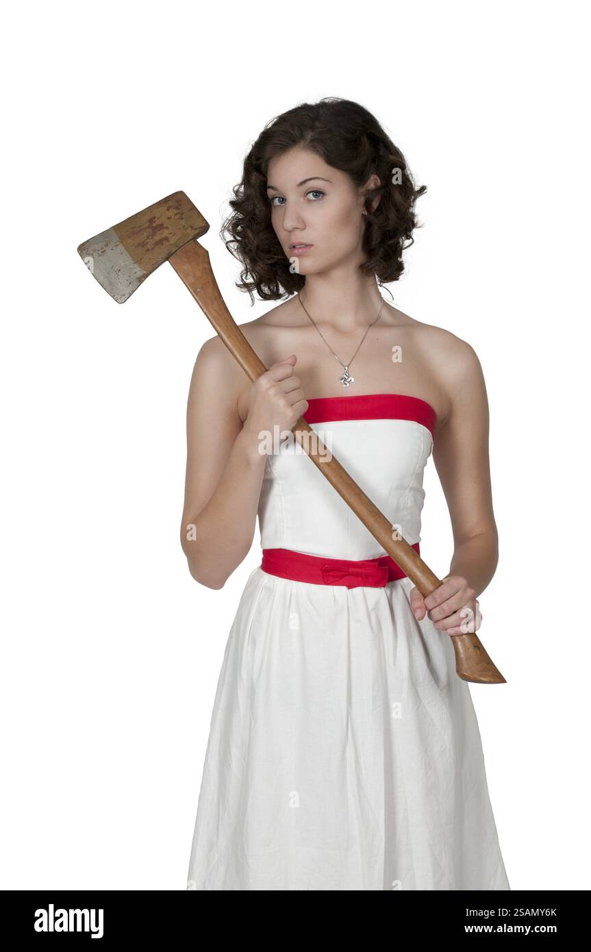 Bella donna posseduta in una traccia con un'ascia Foto Stock