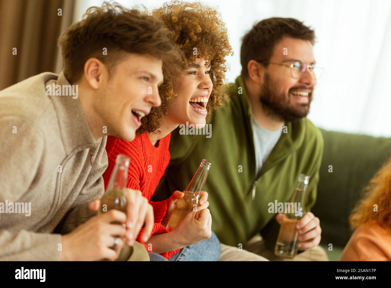 Tre amici si siedono insieme, mentre trascorrono felicemente i momenti della vita. La risata riempie la stanza, evidenziando il calore dell'amicizia ov Foto Stock