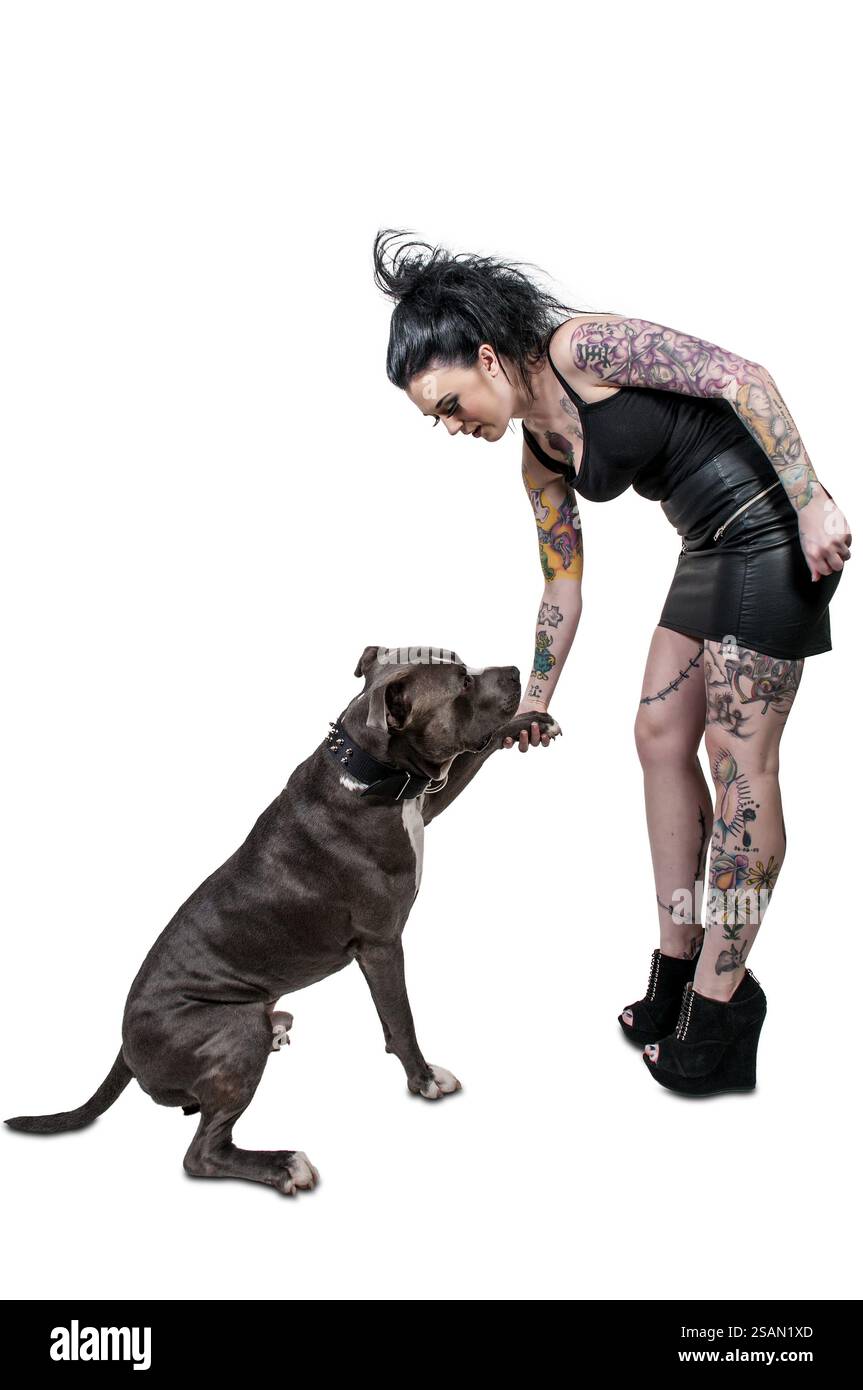 Bella giovane donna con il suo cane da pit Bull Foto Stock